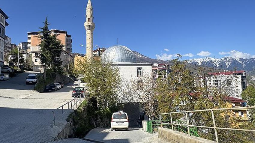 Altı yol üstü cami! Doğu Karadeniz'de ilginç yapı