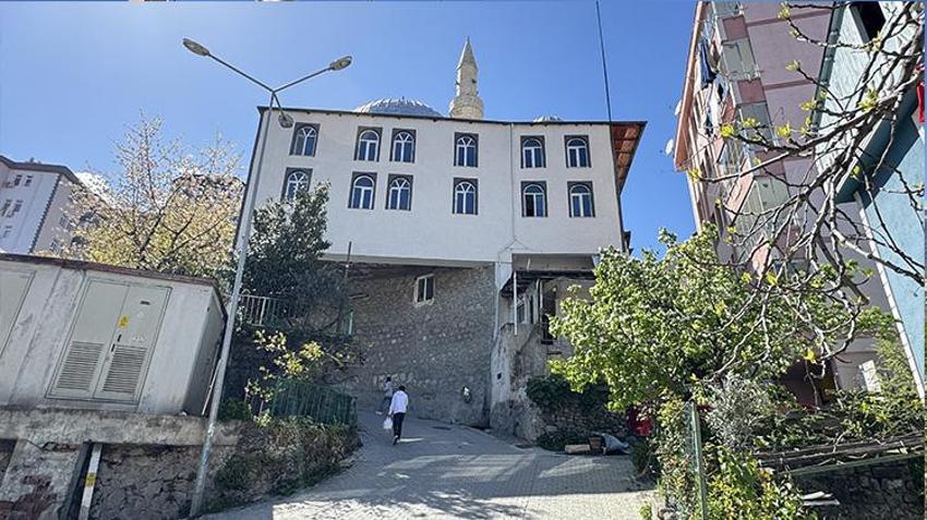 Altı yol üstü cami! Doğu Karadeniz'de ilginç yapı
