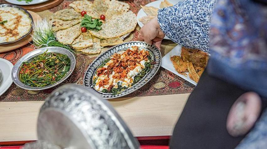 Diyarbakır'da gören koştu, sepet sepet topladılar! Şifalı olduğuna inanılıyor