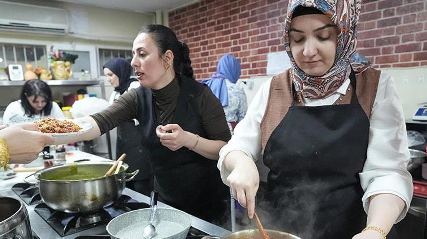 Diyarbakır'da gören koştu, sepet sepet topladılar! Şifalı olduğuna inanılıyor