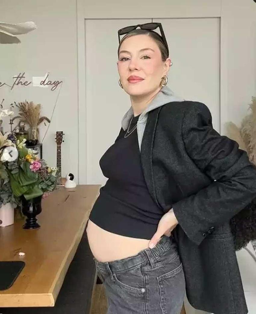 Anne olmak için gün sayıyor: Ege Kökenli'den hamilelik pozları