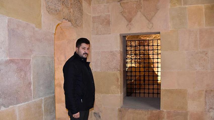 Sivas'taki tarihi yapıda anlamlı desen! 'Sırası gelen buraya defnedilsin'