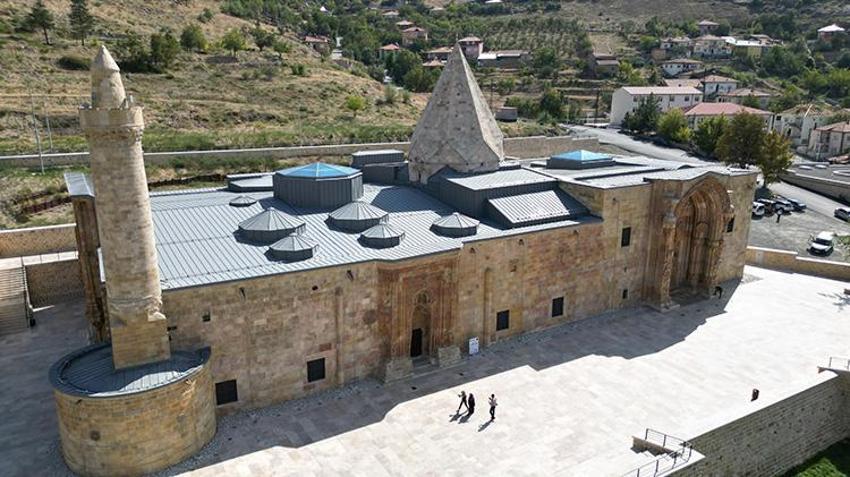 Sivas'taki tarihi yapıda anlamlı desen! 'Sırası gelen buraya defnedilsin'