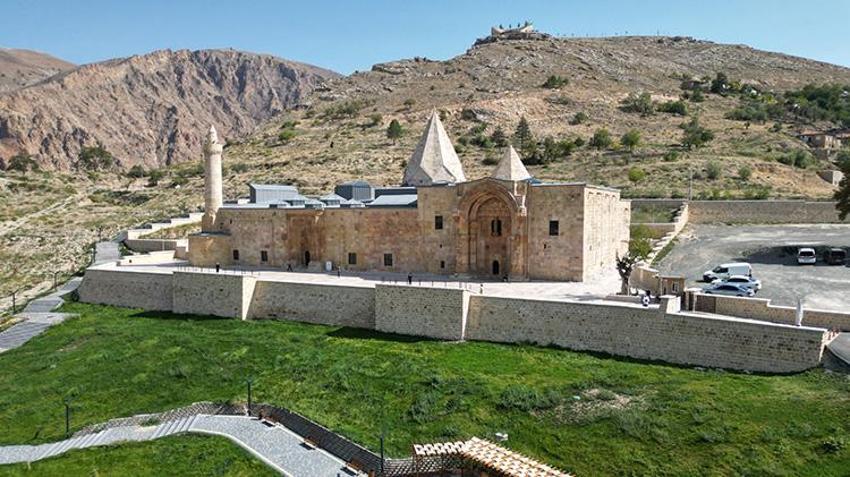 Sivas'taki tarihi yapıda anlamlı desen! 'Sırası gelen buraya defnedilsin'