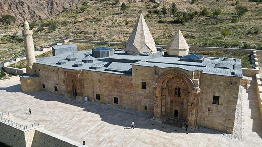 Sivas'taki tarihi yapıda anlamlı desen! 'Sırası gelen buraya defnedilsin'