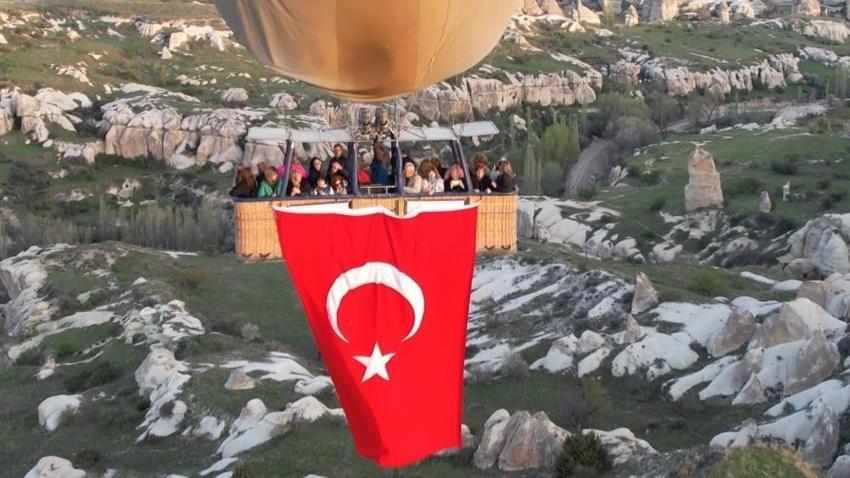 23 Nisan kutlamaları gökyüzünde başladı