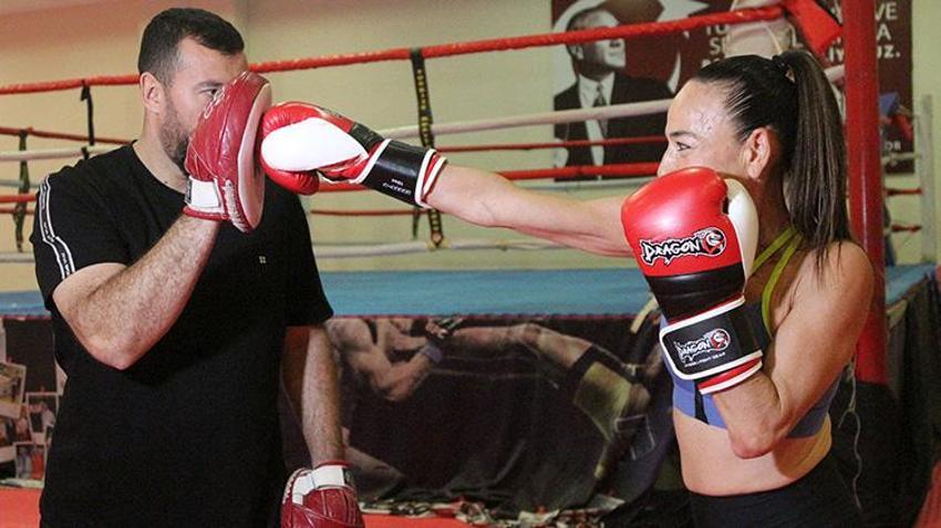 Spor tutkunun kadının yaşını tahmin etmek çok zor! Muay thai ve koşu sporları sayesinde yıllara meydan okuyor