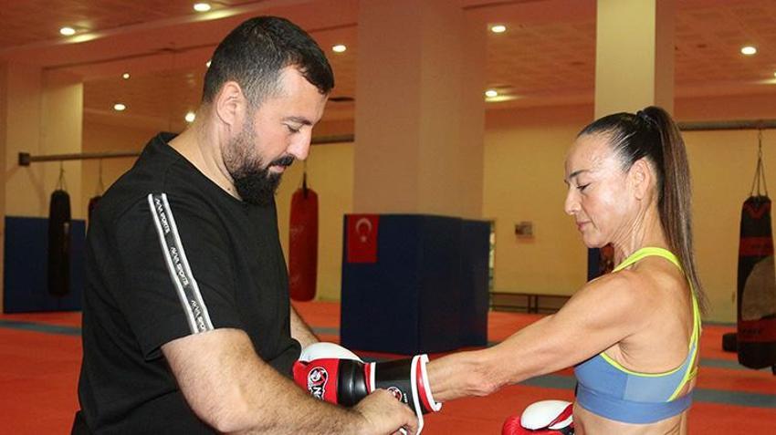Spor tutkunun kadının yaşını tahmin etmek çok zor! Muay thai ve koşu sporları sayesinde yıllara meydan okuyor
