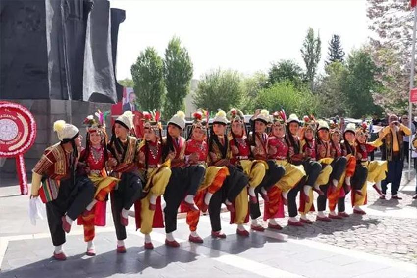 23 Nisan tüm yurtta coşkuyla kutlanıyor! İşte renkli görüntüler
