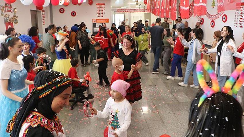 Adana'da unutulmaz 23 Nisan kutlaması: Kanser hastası çocuklar bayramı doyasıya yaşadı