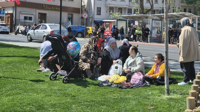 İstanbul'da deprem endişesi sürüyor! Geceyi dışarıda geçiren vatandaşlara çorba ikramı