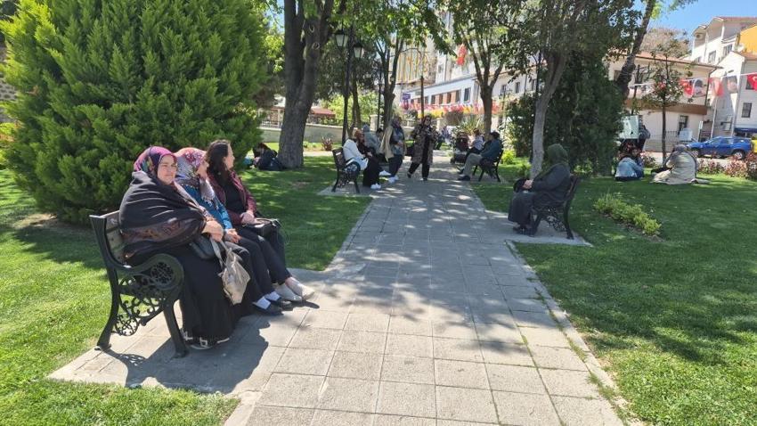 İstanbul'da deprem endişesi sürüyor! Geceyi dışarıda geçiren vatandaşlara çorba ikramı