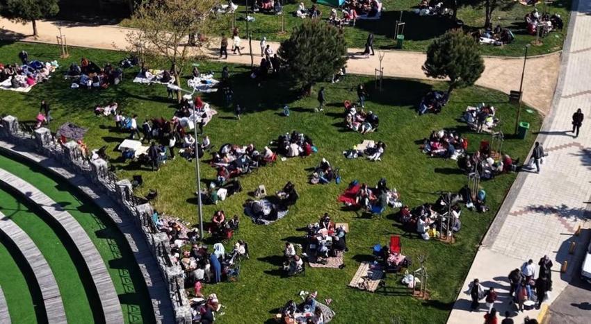 İstanbul'da deprem endişesi sürüyor! Geceyi dışarıda geçiren vatandaşlara çorba ikramı