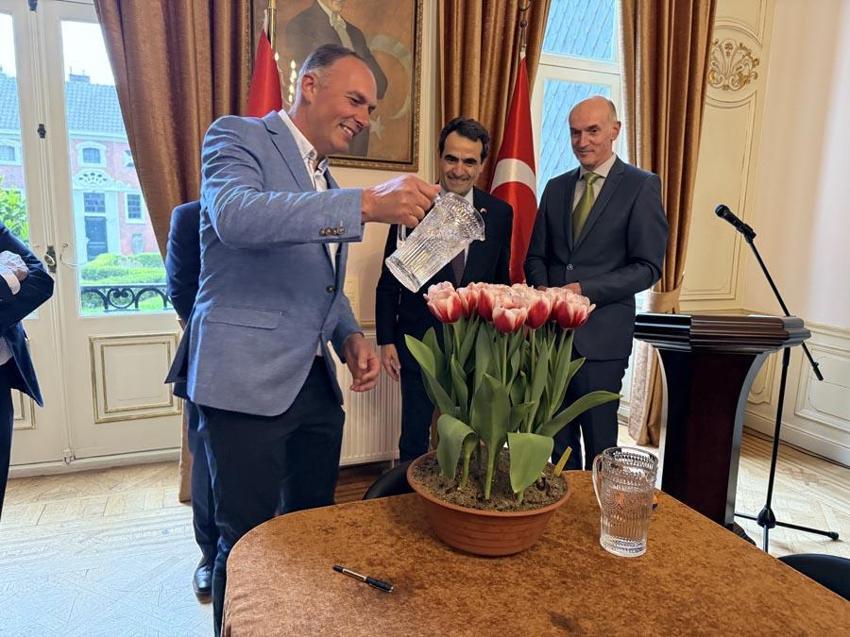 Hollanda'da özel olarak yetiştirilen bir lale türüne 23 Nisan kutlamasında 'Anadolu' ismi verildi