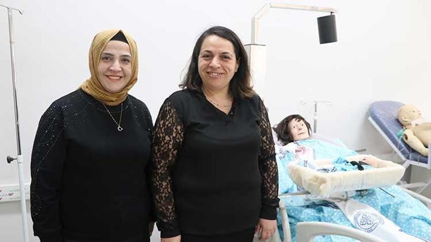 Sezaryen sonrası emzirme artık daha kolay! 17 yıllık hemşirenin geliştirdiği emzirme beşiği annelere destek oluyor