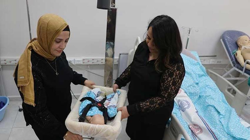 Sezaryen sonrası emzirme artık daha kolay! 17 yıllık hemşirenin geliştirdiği emzirme beşiği annelere destek oluyor