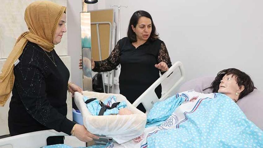 Sezaryen sonrası emzirme artık daha kolay! 17 yıllık hemşirenin geliştirdiği emzirme beşiği annelere destek oluyor