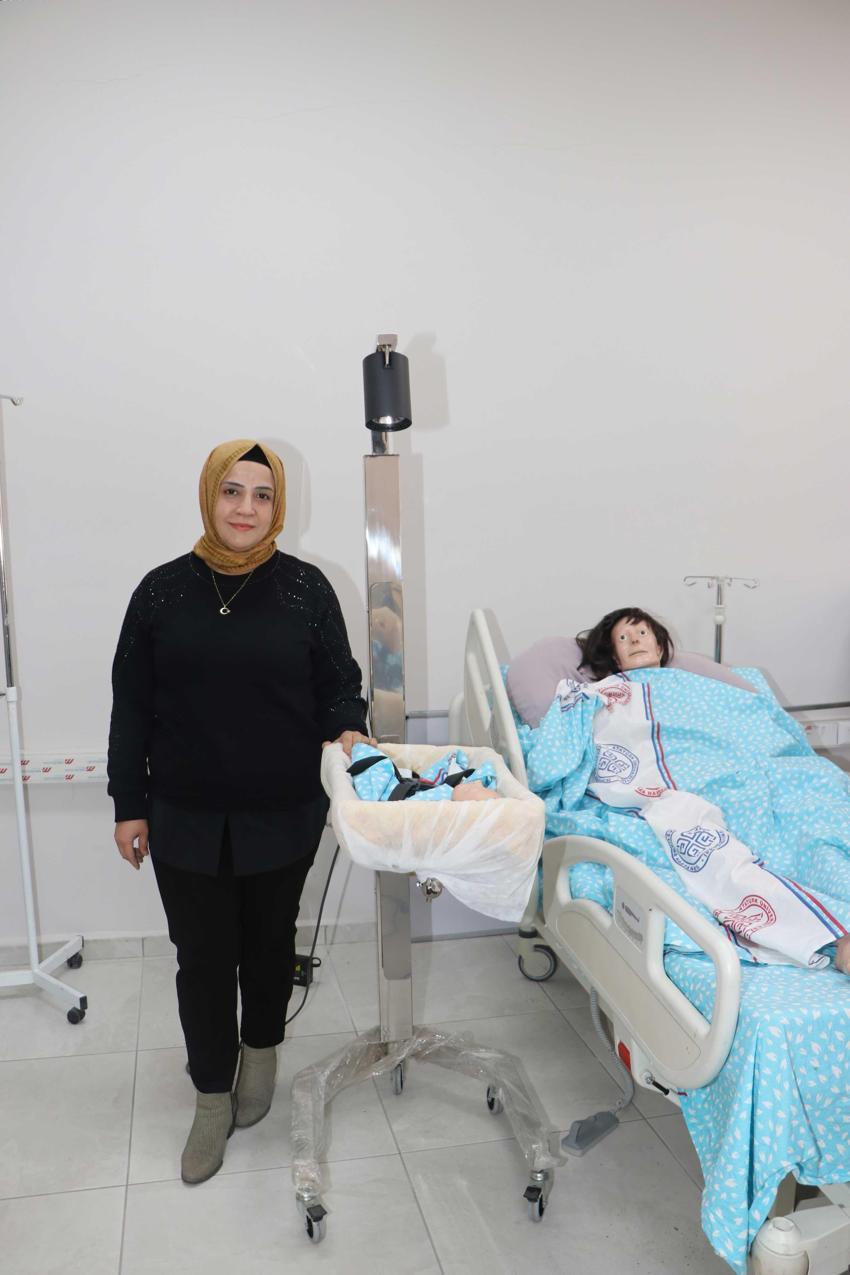 Sezaryen sonrası emzirme artık daha kolay! 17 yıllık hemşirenin geliştirdiği emzirme beşiği annelere destek oluyor