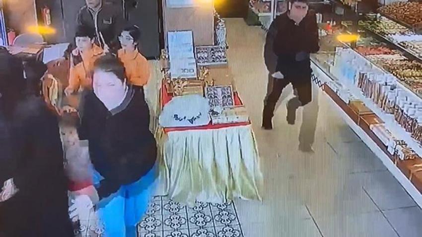 Deprem anında canını hiçe saydı! Bayılan müşteriyi dışarı taşıdı: O anlar kamerada