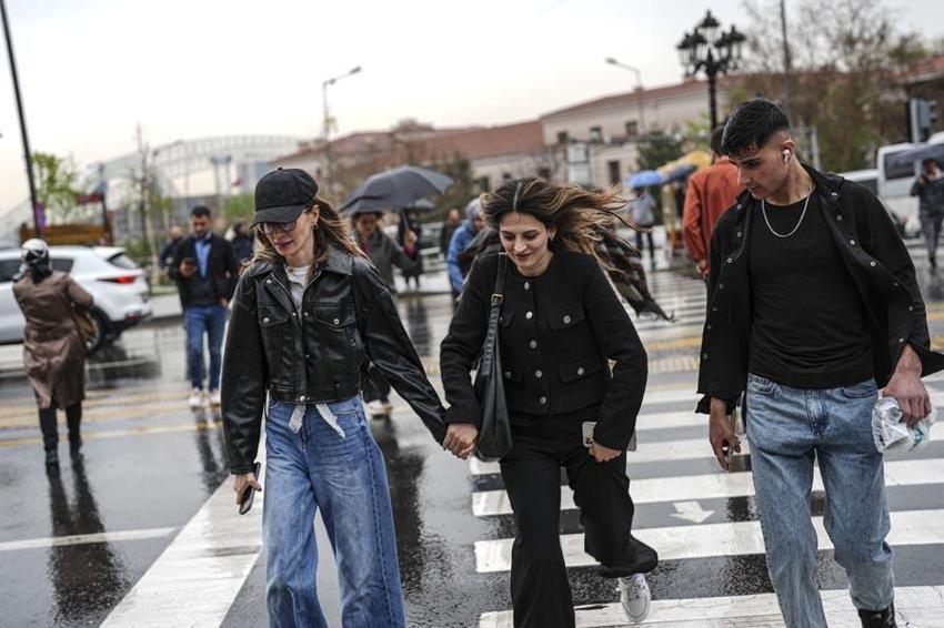Meteorolojiden 25 il için sarı kodlu uyarı! Su baskınlarına dikkat, yağış hafta sonuna kadar sürebilir