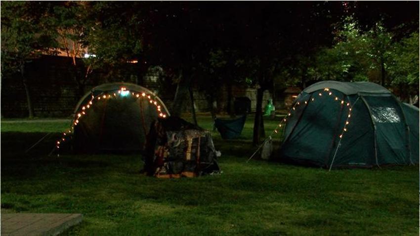 Çadırlarda ikinci gün: Deprem çabuk bitsin evimize gidelim