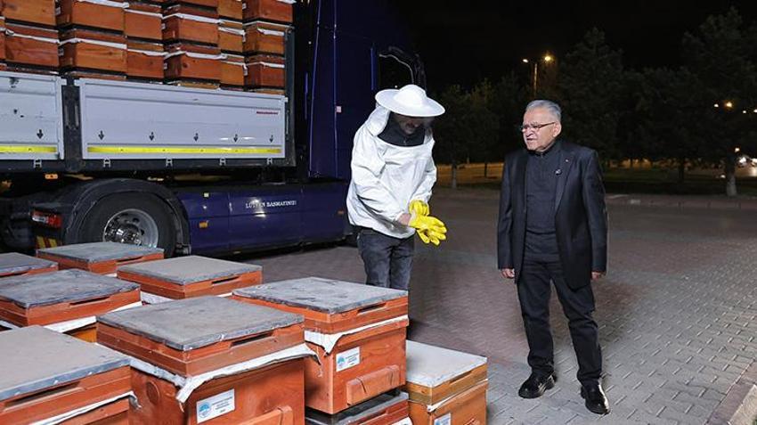 Belediye yüzlerce arılı kovan dağıttı! Kırsal kalkınmayı destekleyen projeye ilgi büyük