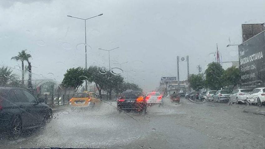 Meteoroloji'den kritik uyarı! Yurdun tamamında sağanak alarmı verildi! Adana'da sağanak sele neden oldu: Cadde ve sokakla göle döndü