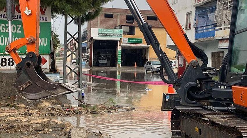 Meteoroloji'den kritik uyarı! Yurdun tamamında sağanak alarmı verildi! Adana'da sağanak sele neden oldu: Cadde ve sokakla göle döndü