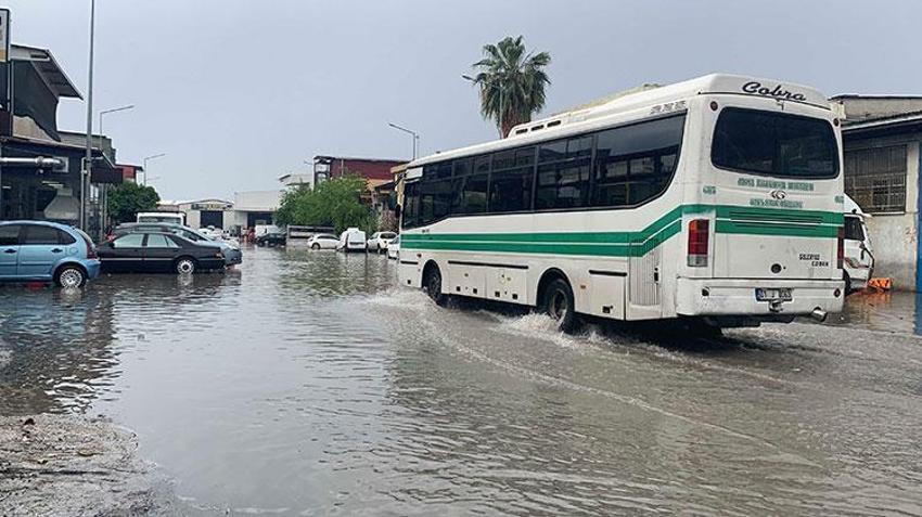 Meteoroloji'den kritik uyarı! Yurdun tamamında sağanak alarmı verildi! Adana'da sağanak sele neden oldu: Cadde ve sokakla göle döndü