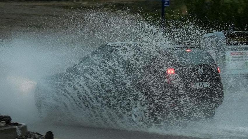 Meteoroloji'den kritik uyarı! Yurdun tamamında sağanak alarmı verildi! Adana'da sağanak sele neden oldu: Cadde ve sokakla göle döndü