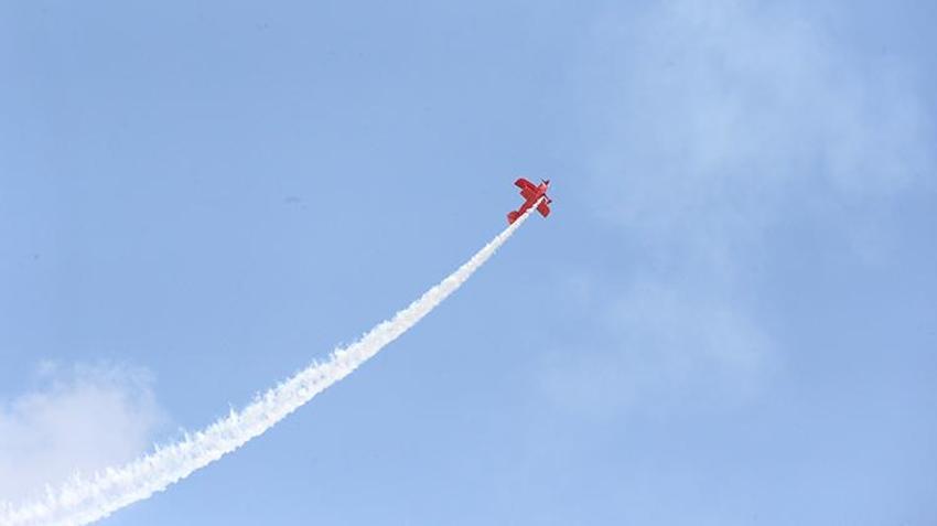 Türkiye'nin ilk kadın akrobasi pilotundan Dünya Pilotlar Günü'nde nefes kesen gösteri