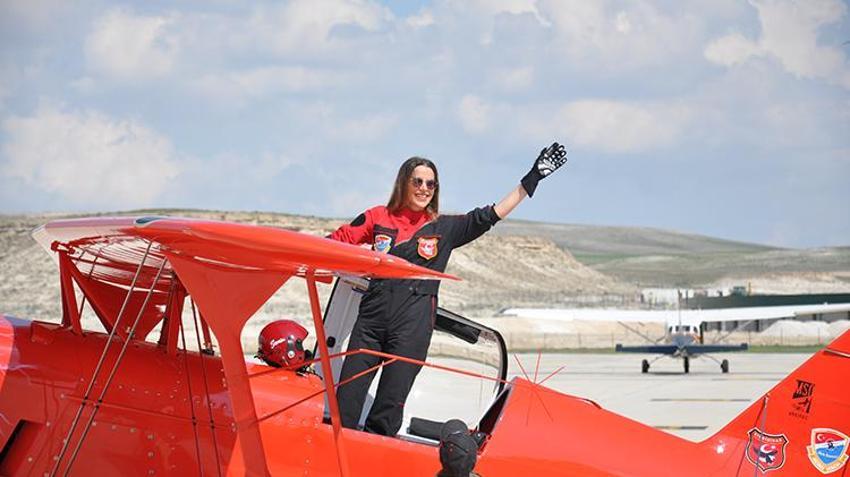 Türkiye'nin ilk kadın akrobasi pilotundan Dünya Pilotlar Günü'nde nefes kesen gösteri