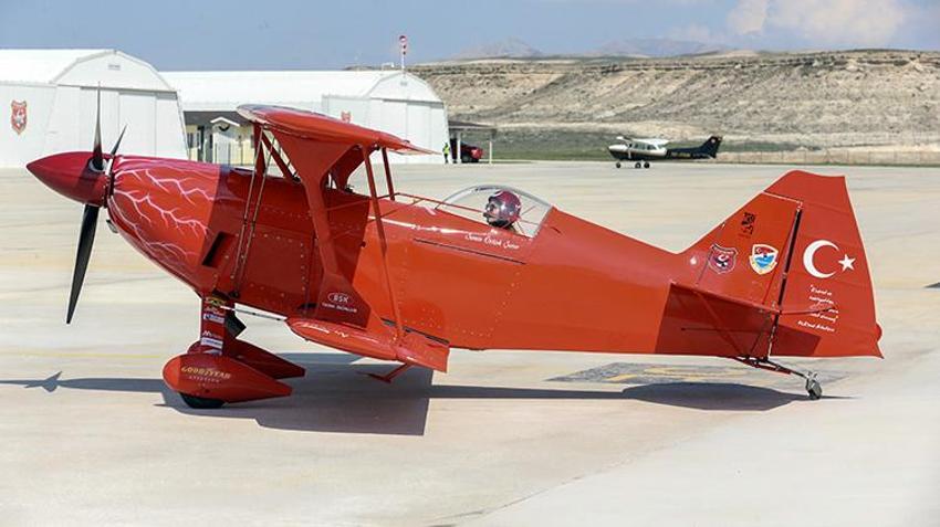 Türkiye'nin ilk kadın akrobasi pilotundan Dünya Pilotlar Günü'nde nefes kesen gösteri