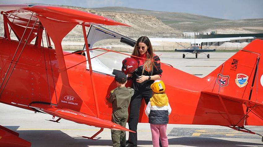 Türkiye'nin ilk kadın akrobasi pilotundan Dünya Pilotlar Günü'nde nefes kesen gösteri