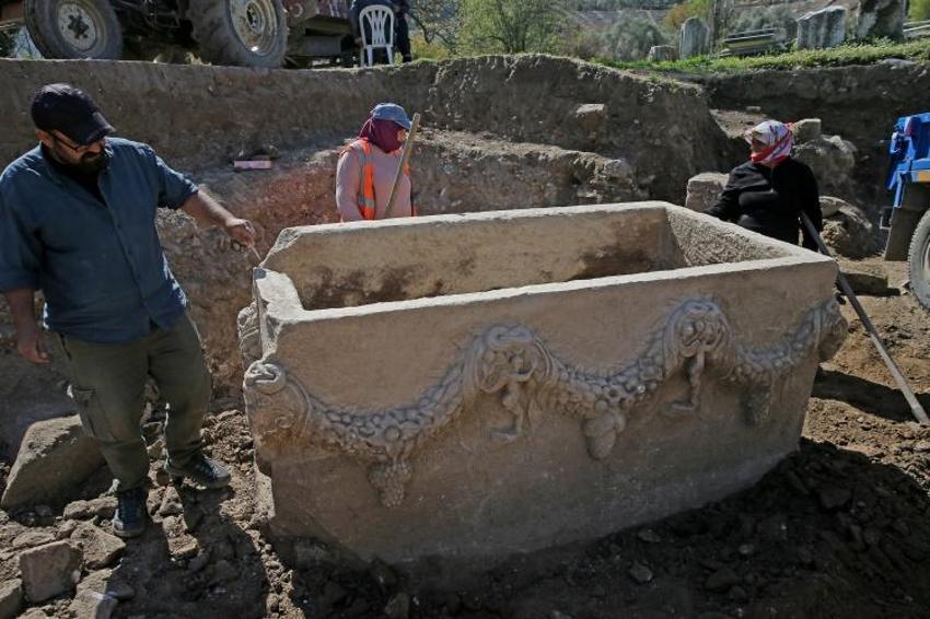 Dünyanın büyük mermer kentinde 2 bin yıllık hazine bulundu! Muğla'da heyecan yarattı: Girlandlı lahit gün yüzü gördü