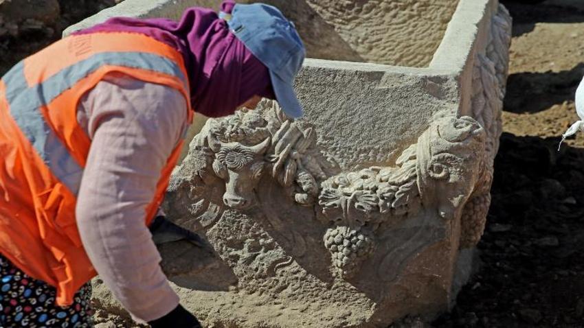 Dünyanın büyük mermer kentinde 2 bin yıllık hazine bulundu! Muğla'da heyecan yarattı: Girlandlı lahit gün yüzü gördü