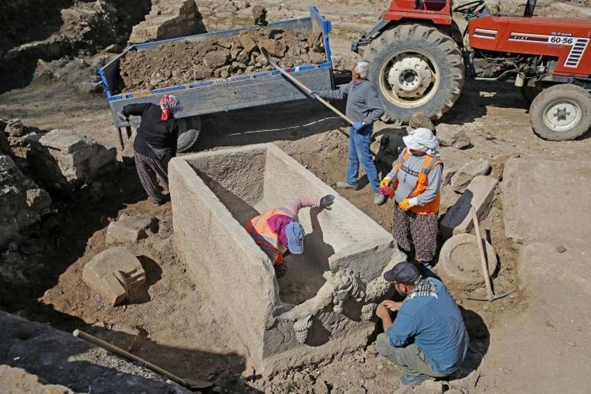Dünyanın büyük mermer kentinde 2 bin yıllık hazine bulundu! Muğla'da heyecan yarattı: Girlandlı lahit gün yüzü gördü