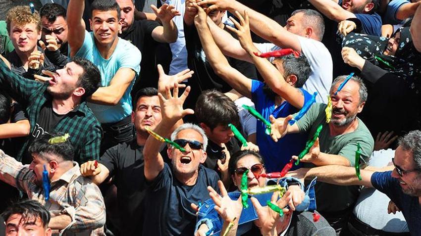 Herkes avucunu o ise şemsiyesini açtı! Vatandaş şifalı ürün için kapıştı
