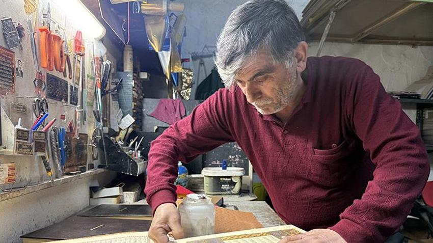 Erzincanlı mücellit yarım asırdan beri 'kapak' yaparak evine ekmek götürüyor