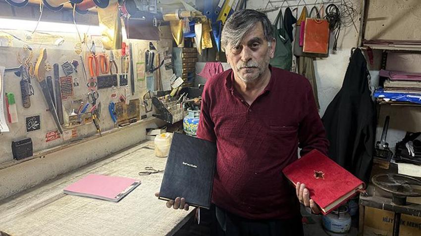 Erzincanlı mücellit yarım asırdan beri 'kapak' yaparak evine ekmek götürüyor