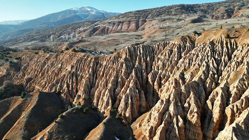 Şeytan Şehri görenleri ürkütüyor! Sivas'ta doğaseverlerin ilgi odağı oldu