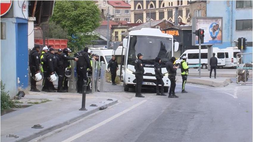 İstanbul'da 1Mayıs coşkuyla kutlandı! Sendikalar Taksim'e çelenk ve karanfillerle çıktı