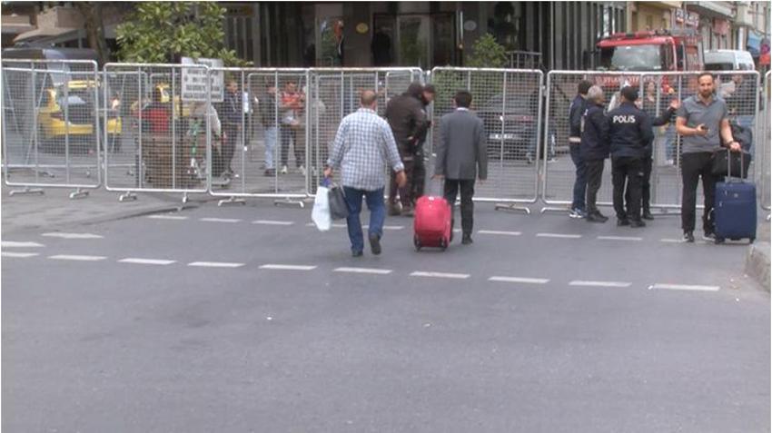 İstanbul'da 1Mayıs coşkuyla kutlandı! Sendikalar Taksim'e çelenk ve karanfillerle çıktı
