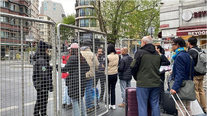 İstanbul'da 1Mayıs coşkuyla kutlandı! Sendikalar Taksim'e çelenk ve karanfillerle çıktı
