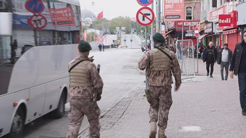 İstanbul'da 1Mayıs coşkuyla kutlandı! Sendikalar Taksim'e çelenk ve karanfillerle çıktı