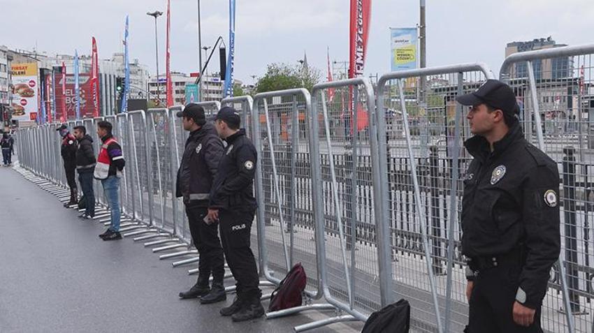 İstanbul'da 1Mayıs coşkuyla kutlandı! Sendikalar Taksim'e çelenk ve karanfillerle çıktı