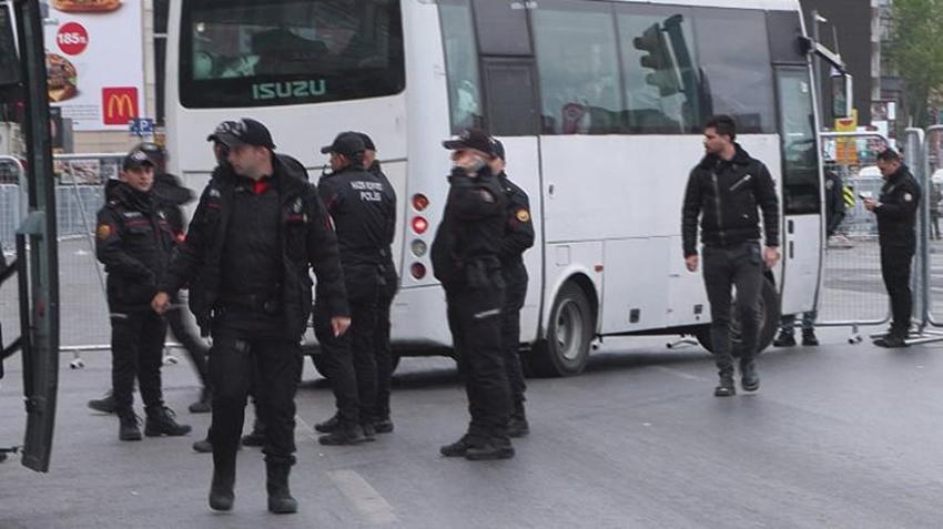 İstanbul'da 1Mayıs coşkuyla kutlandı! Sendikalar Taksim'e çelenk ve karanfillerle çıktı