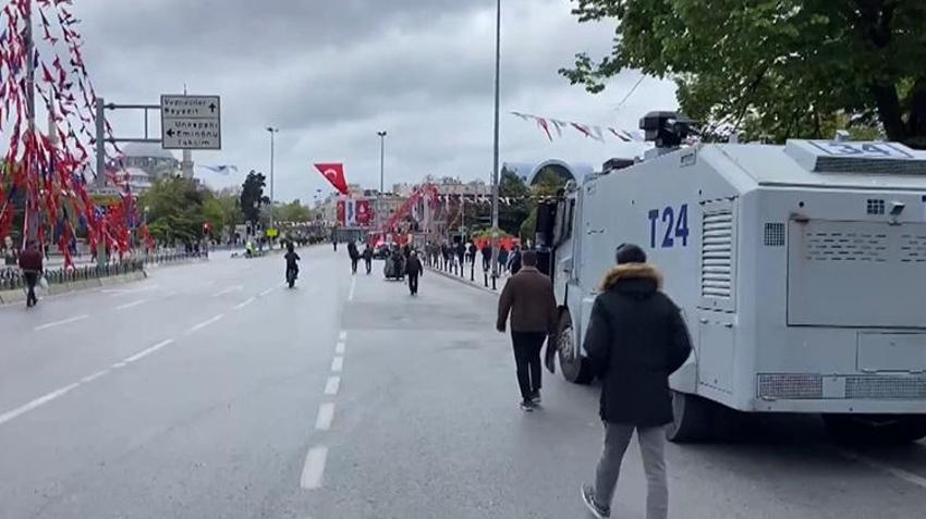 İstanbul'da 1Mayıs coşkuyla kutlandı! Sendikalar Taksim'e çelenk ve karanfillerle çıktı