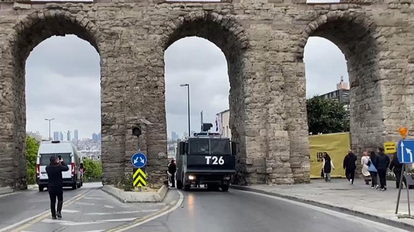 İstanbul'da 1Mayıs coşkuyla kutlandı! Sendikalar Taksim'e çelenk ve karanfillerle çıktı