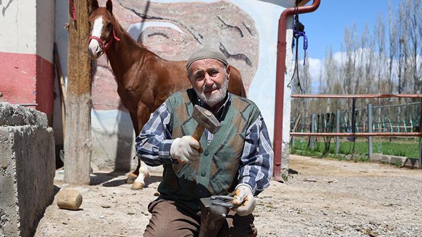 Yaşıtları emekliliğin keyfini sürerken o köy köy dolaşıyor! Sivaslı nalbant, son temsilcisi olduğu mesleğini koruyor